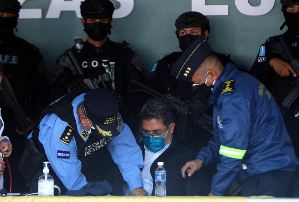 Juan Orlando Hernández, ex presidente de Honduras, siendo detenido por la policía. (AFP)