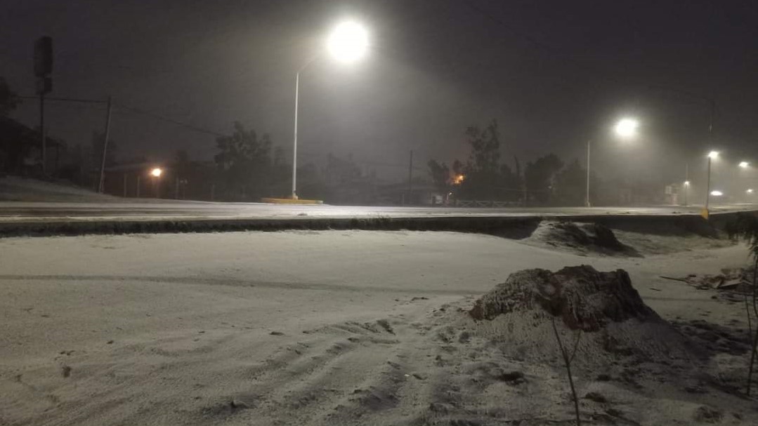 La nieve se extendió desde La Rumorosa hasta El Hongo. (Especial)