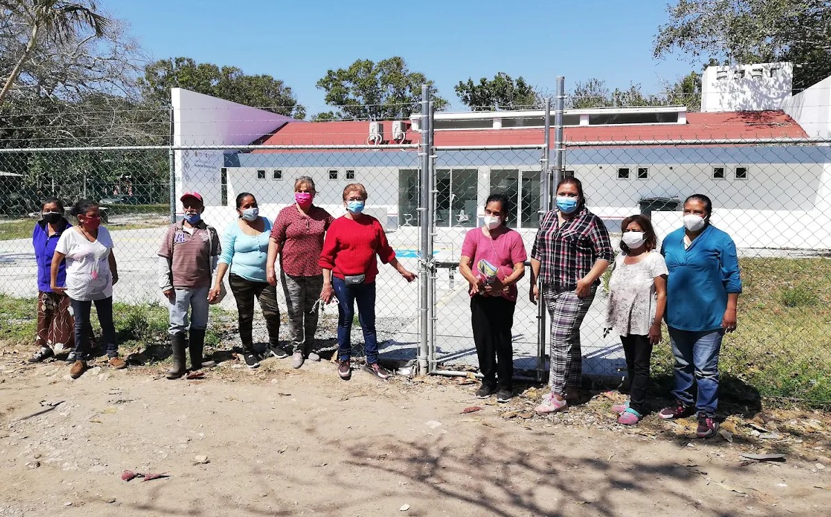 Se manifestaron frente al Centro de Salud del kilómetro 79 de Tampico Alto.