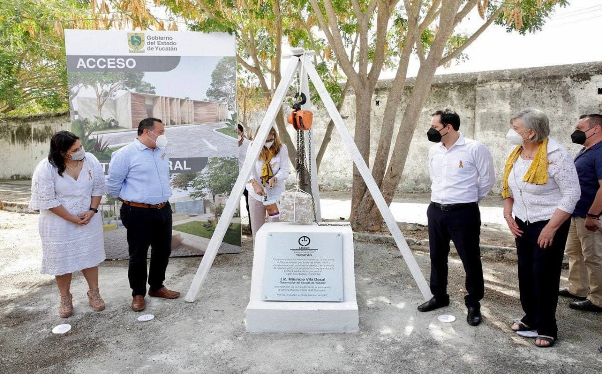 Mauricio Vila Dosal y el alcalde Renán Barrera Concha