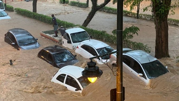 En Petrópolis se observaban viviendas reducidas a escombros y vehículos apilados en calles de agua. (Twitter @WMO)