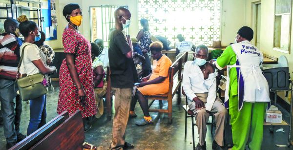El suministro de vacunas contra coronavirus y otros tratamientos es desigual a escala mundial. Hajarah Nalwadda/AP