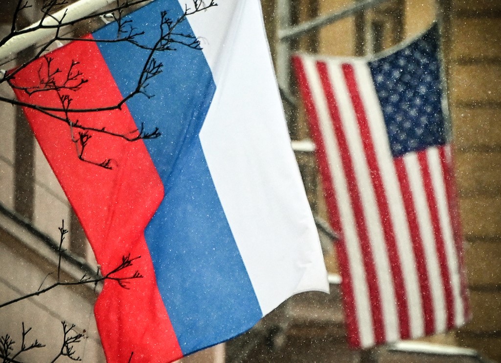 Banderas de Rusia y Estados Unidos en territorio de Moscú. | Archivo, AFP