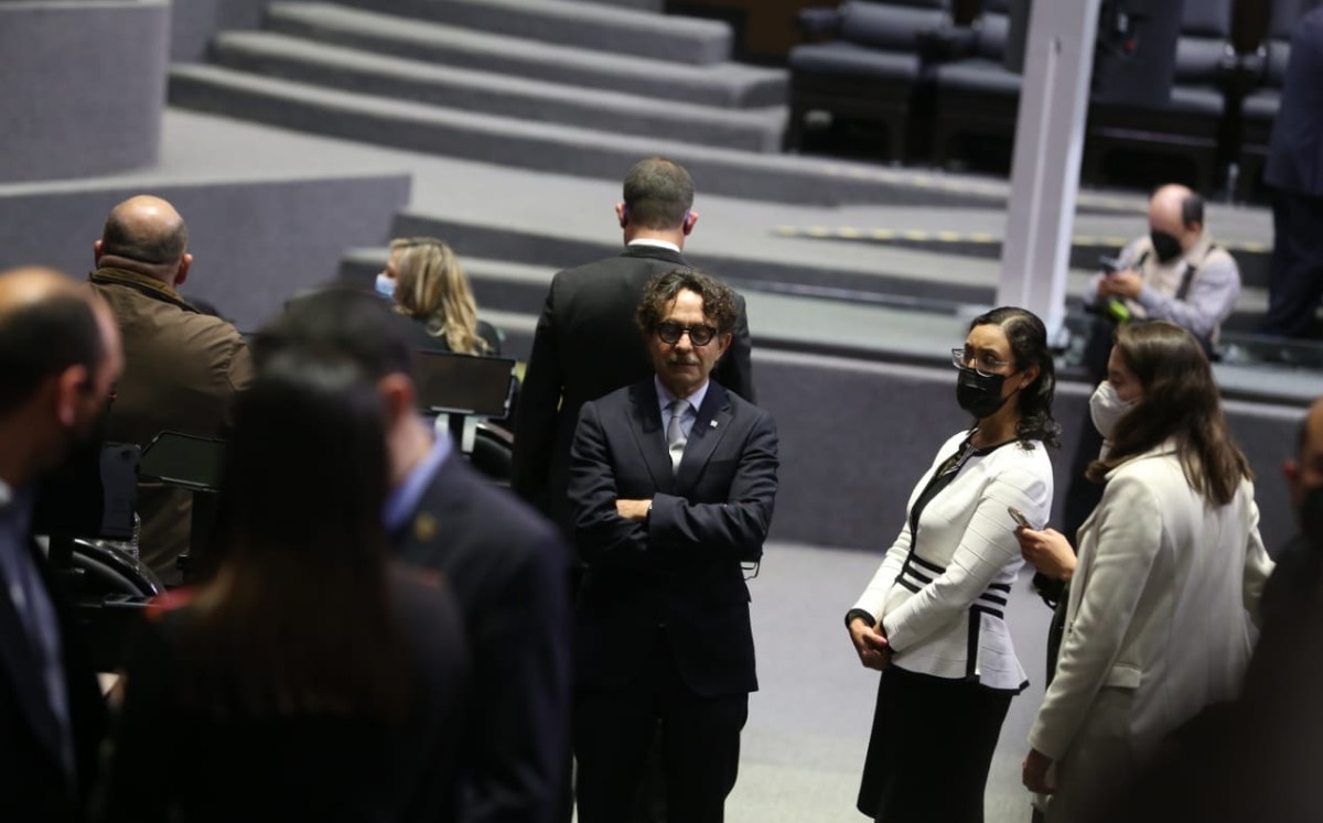 Bárcenas y Davenport siguieron entonces al legislador, transmitiendo la persecución por redes sociales.| Octavio Hoyos