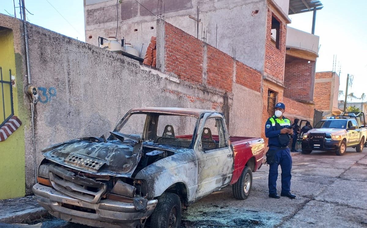 Una camioneta fue incendiada a unos metros del enfrentamiento en Pénjamo / Foto: Especial