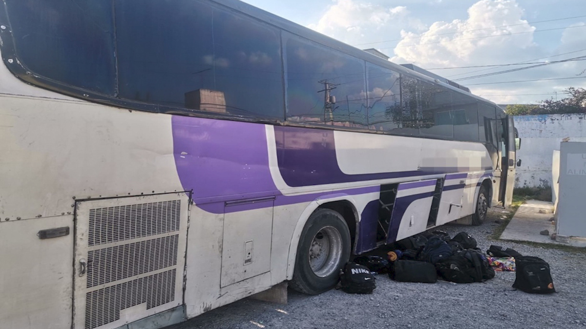 Detienen camión de turismo con 120 migrantes en Acajete, Puebla