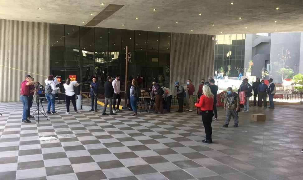 En Nuevo León, militantes de Morena piden avalar reforma eléctrica. Foto: Kevin Recio.