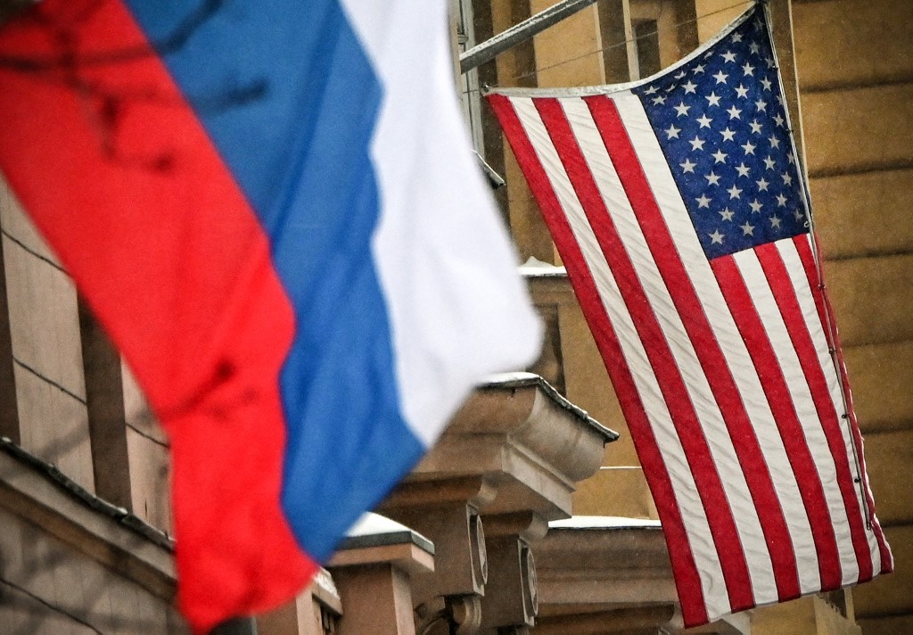 En Moscú, se asoman banderas de Rusia y Estados Unidos. | AFP