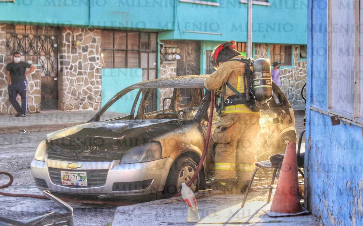 Vehículo particular sé incendia en la colonia Resurgimiento de Puebla | JZ