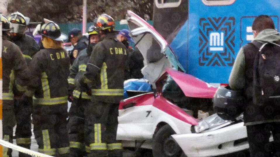 En CdMx, Choque entre un taxi y tren ligero deja una persona muerta