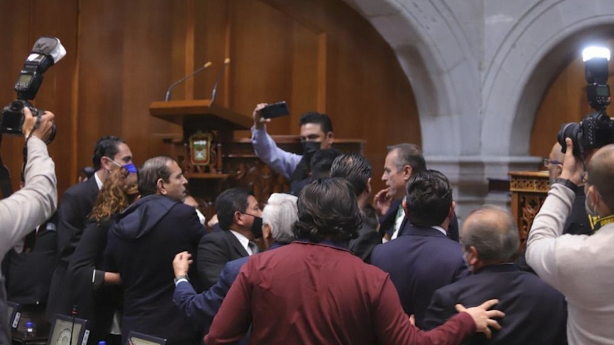 Diputados protagonizan 'agria' disputa en la Legislatura del Estado de México