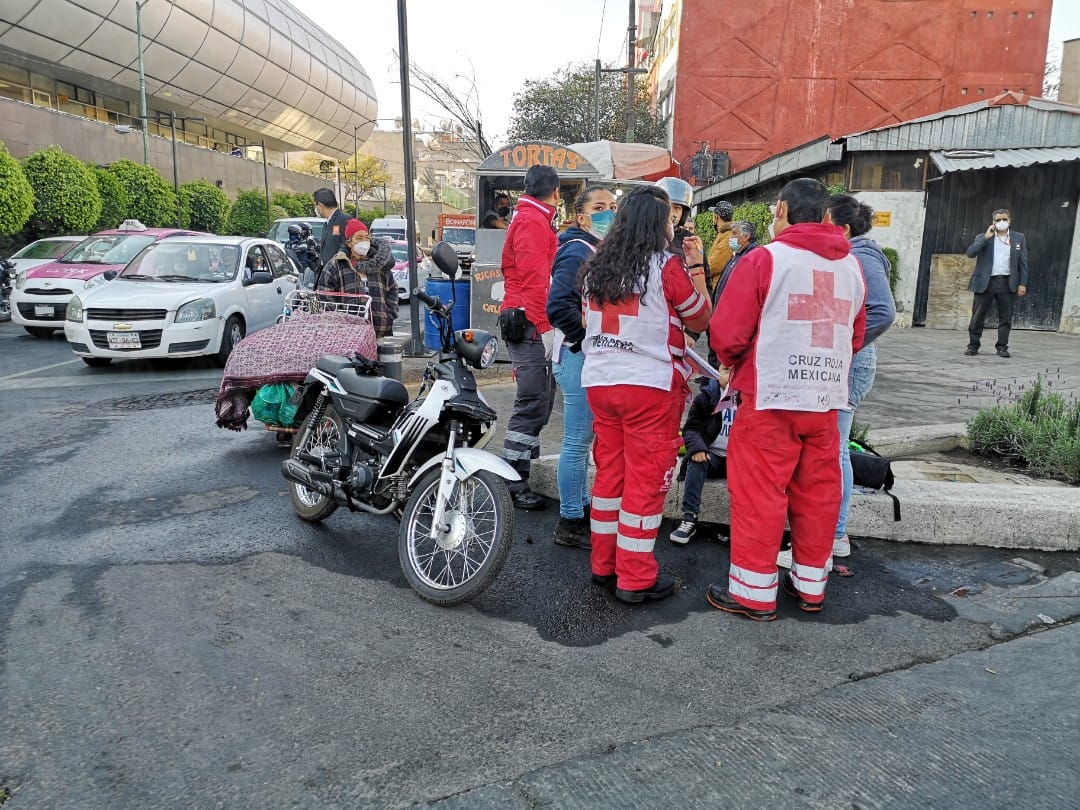 Elementos de la Secretaría de Seguridad Ciudadana (SSC) y una ambulancia de Cruz Roja brindaron apoyo al menor (Jorge Becerril)