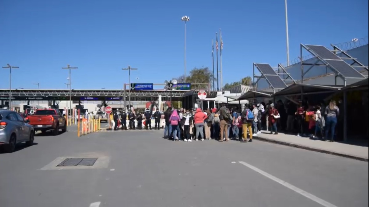 Los migrantes llegaron a la Garita de Otay. (Said Betanzos)