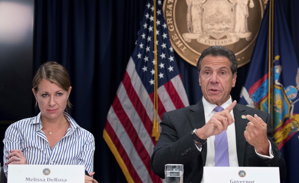 La oficial demandó a Andrew Cuomo y a su principal colaboradora. | AP