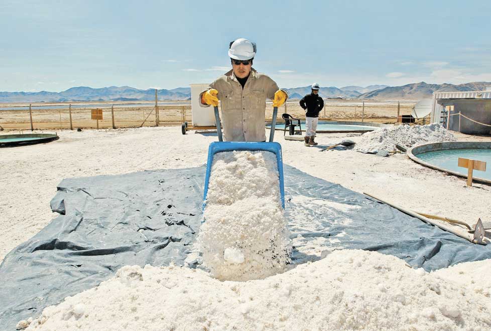 Oro blanco. Un trabajador transporta concentrado de halita en el Salar del Hombre Muerto, en Argentina.
