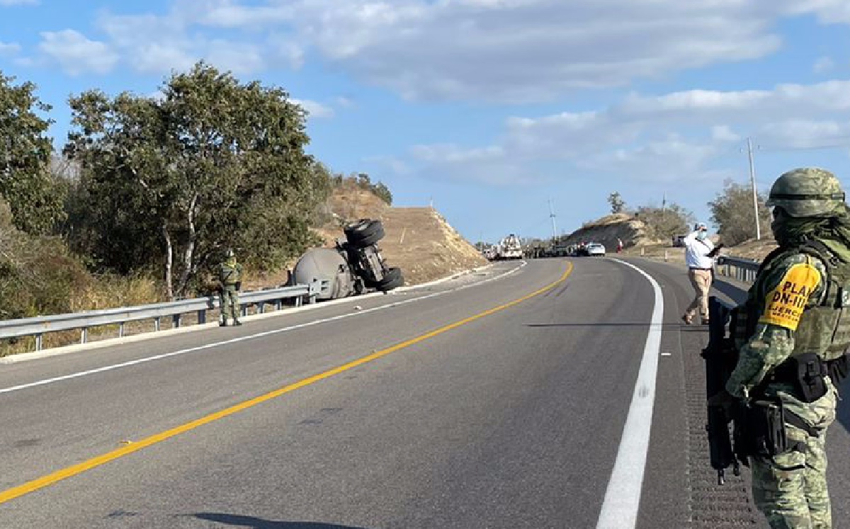 Pipa sufre volcadura en carretera González-Zaragoza en Tamaulipas.