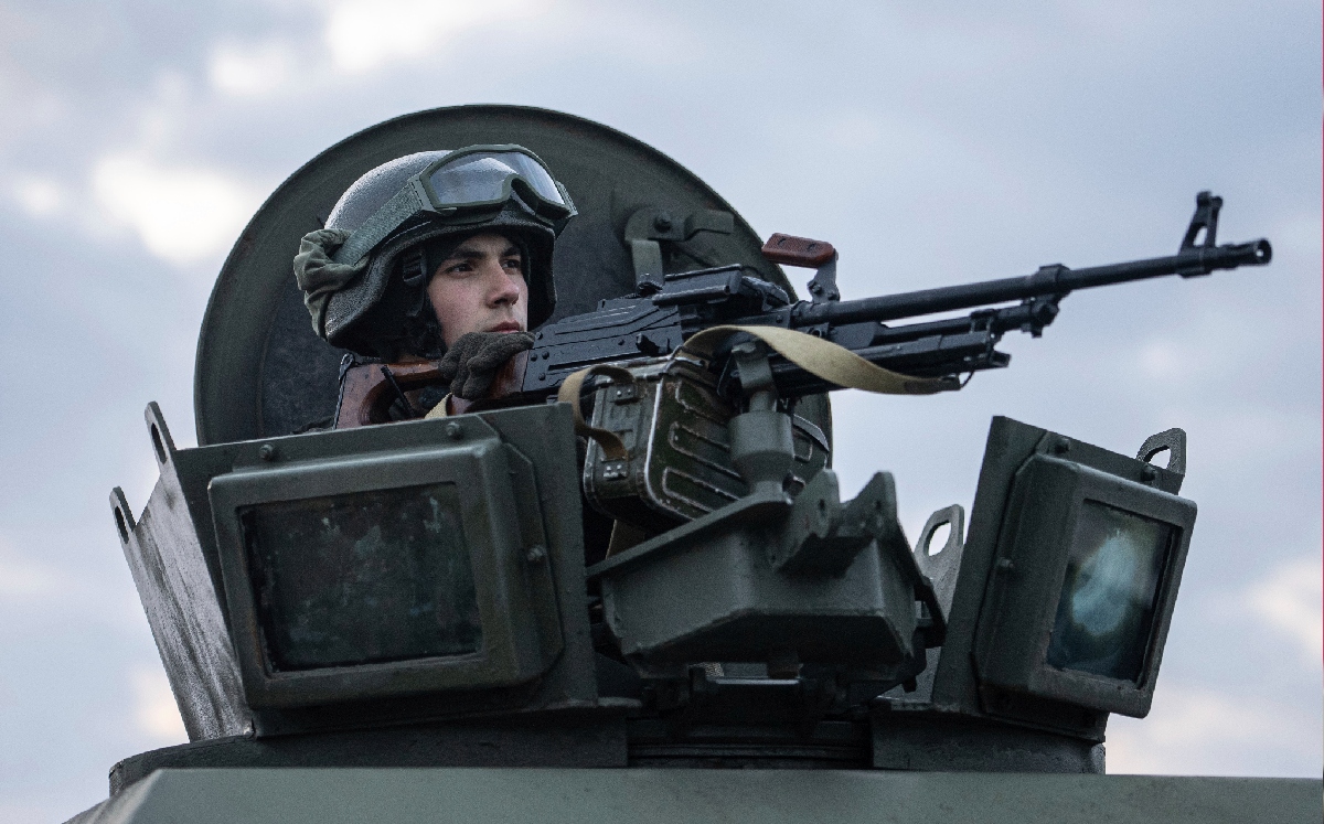 Un soldado de la guardia nacional ucraniana custodia un puesto de control móvil en Kharkiv. | AP
