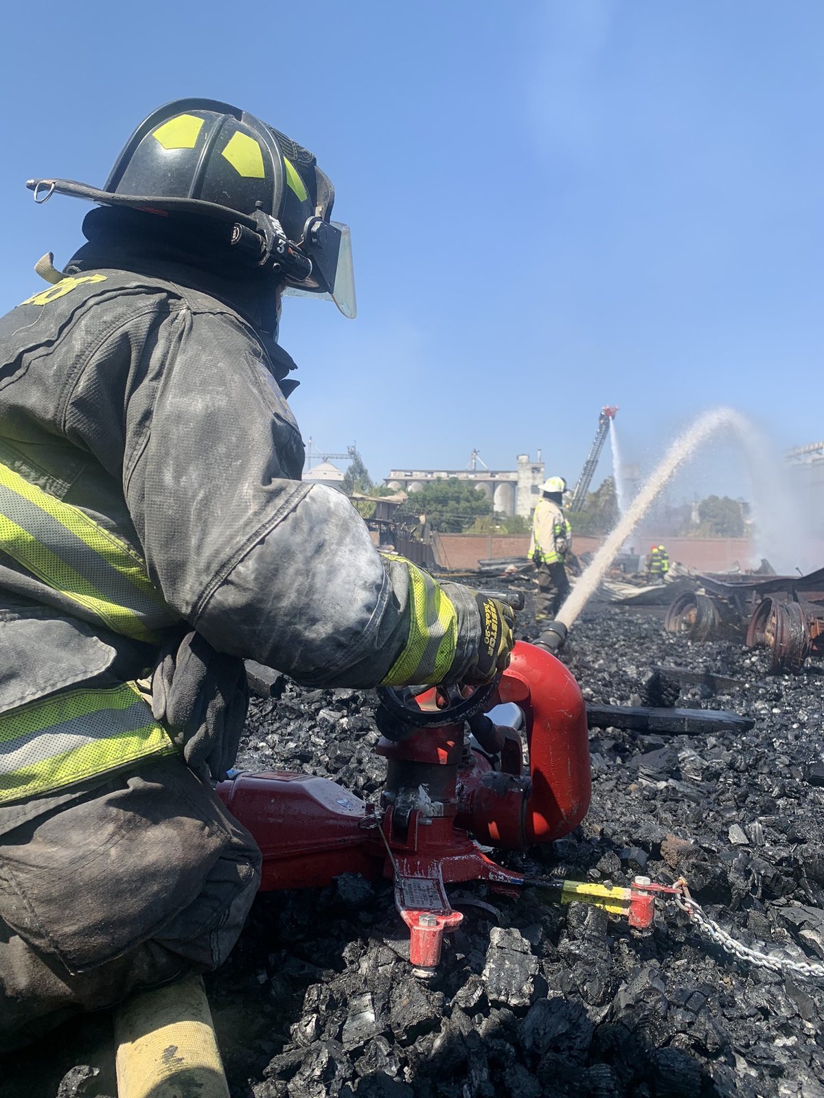 Bomberos trabajaron para sofocar el incendio. (Tomada de @DPROhiggins)