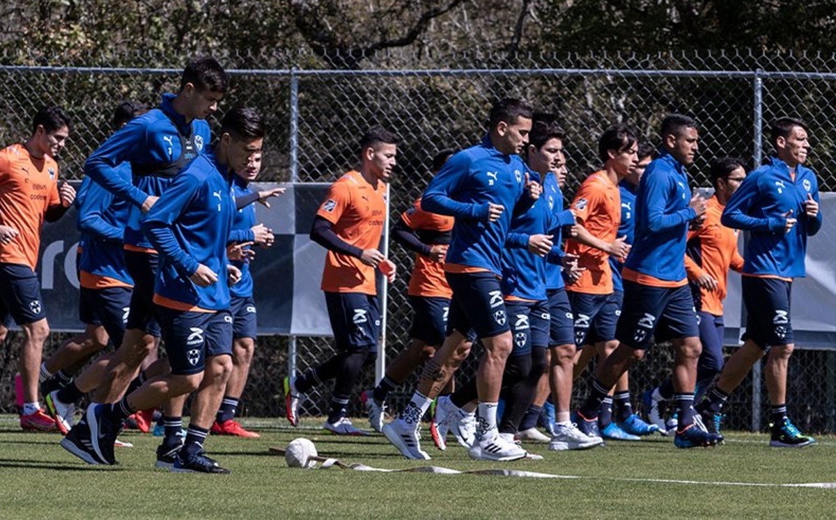 Javier Aguirre y jugadores de Monterrey sostuvieron larga reunión tras derrota ante Puebla (Twitter)