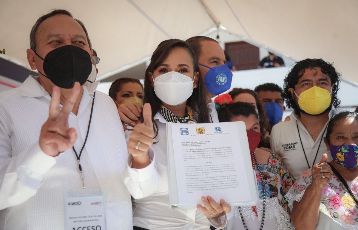 Laura Fernández estuvo acompañada del dirigente del PRD y del PAN. (Rafael Martínez)