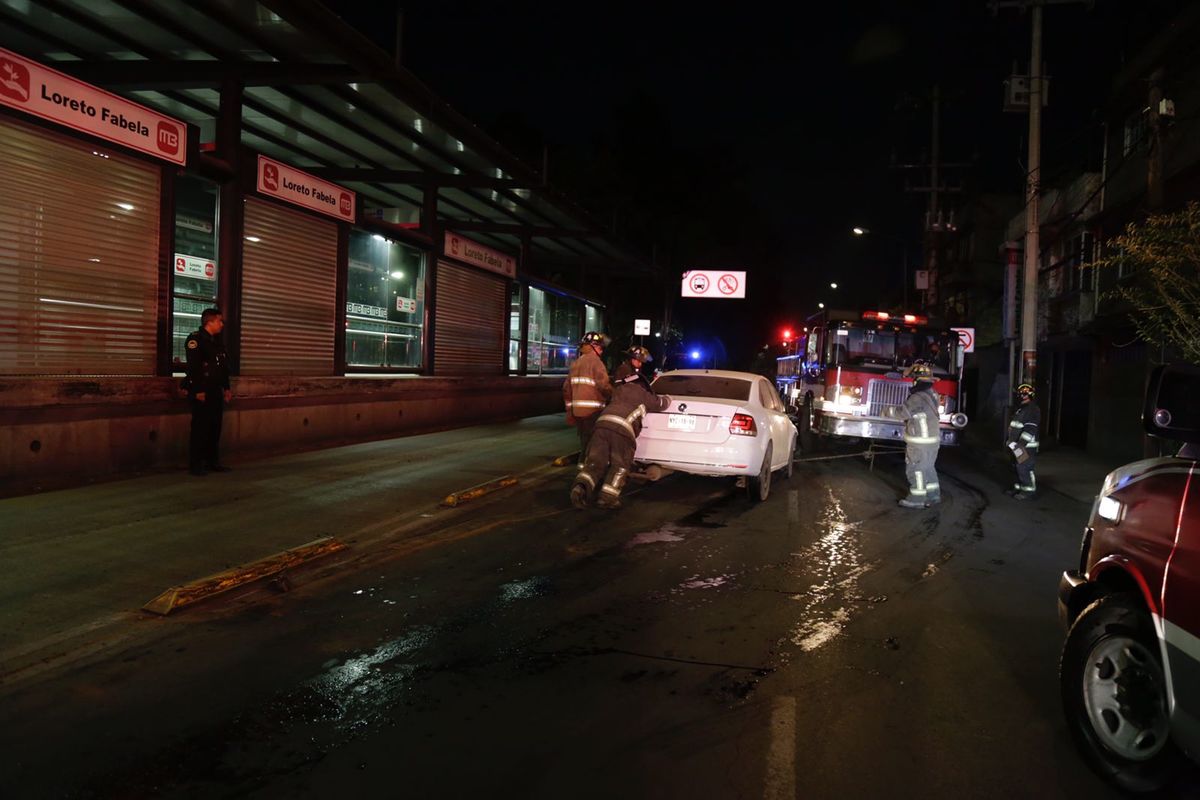 Auto choca contra la estación del Metrobús Loreto Fabela | Enrique Luna
