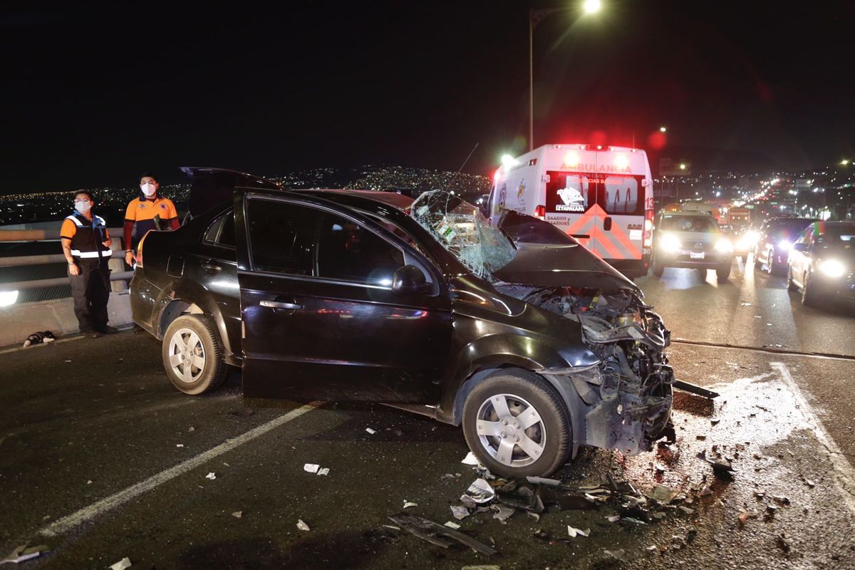 Tras choque abandonan auto en Iztapalapa | Enrique Luna