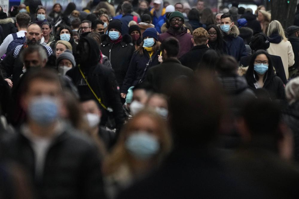 Gente caminando por la Calle Oxford, la calle comercial más transitada de Europa, en Londres | AP
