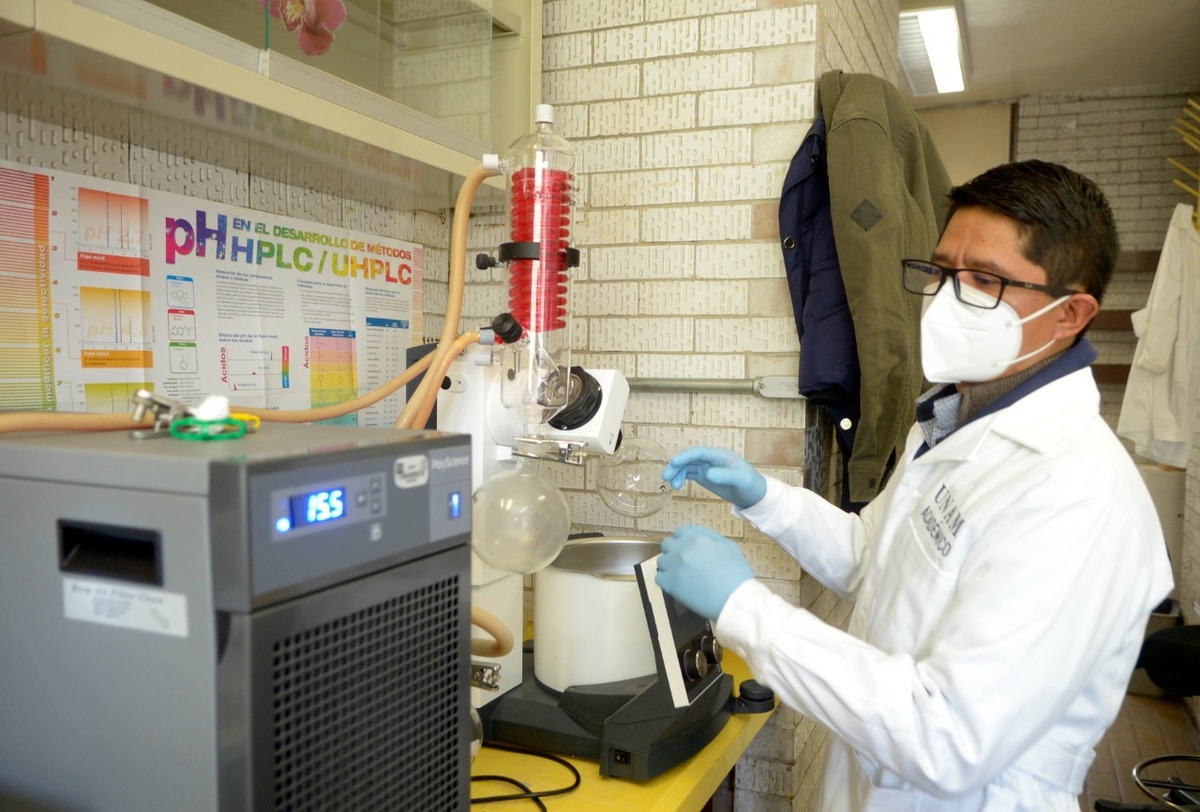 El investigador pretende crear medicamentos contra superbacterias | UNAM