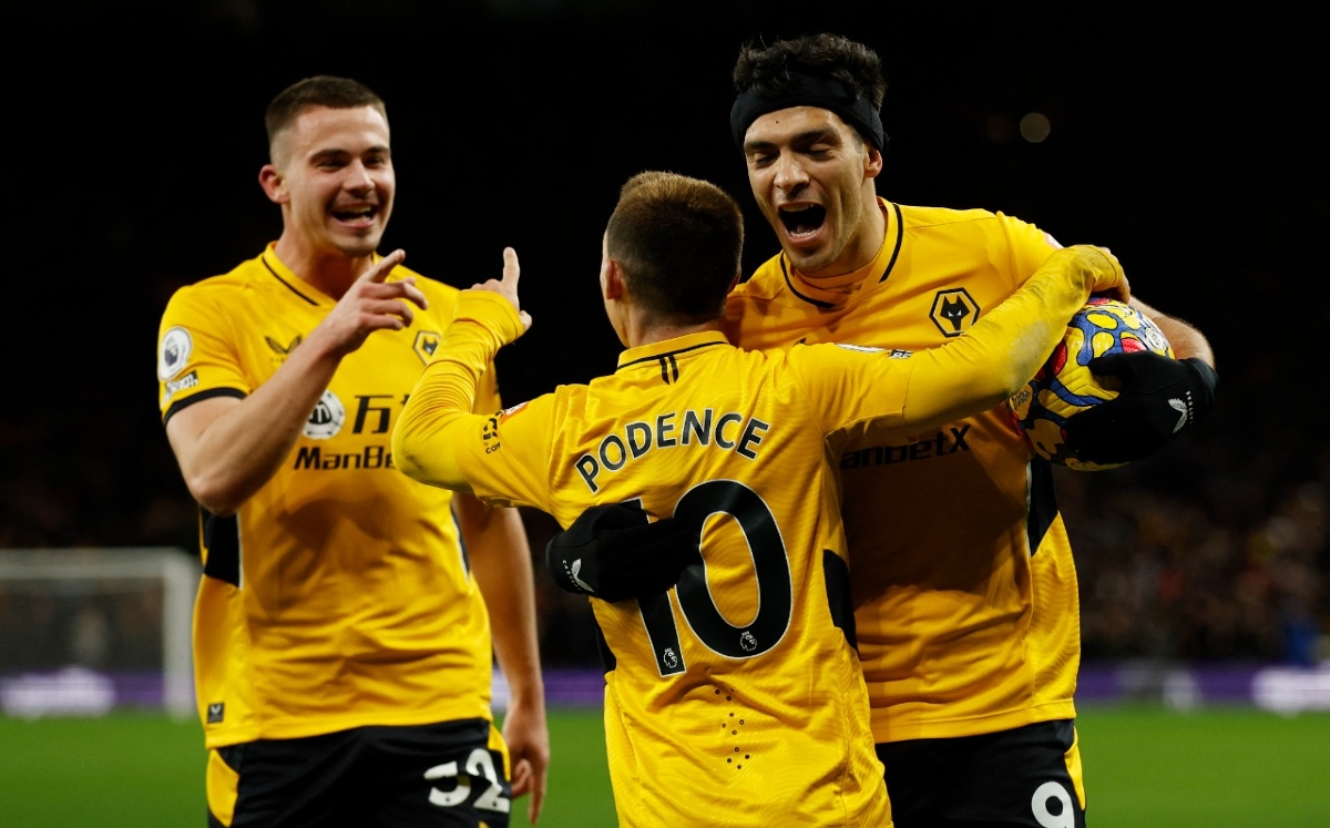 Raúl Jiménez asiste en triunfo del Wolverhampton; apuntan a puestos de Europa League (Reuters)