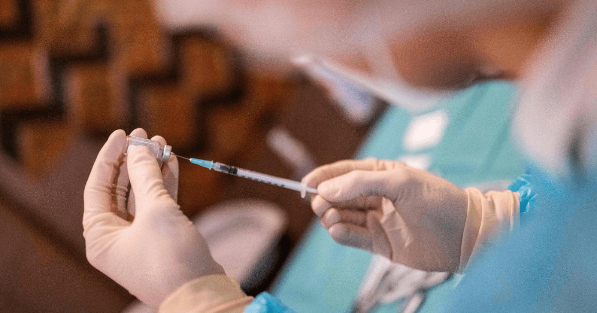 La vacuna ha permitido frenar los contagios de la nueva variante ómicron. (AFP)
