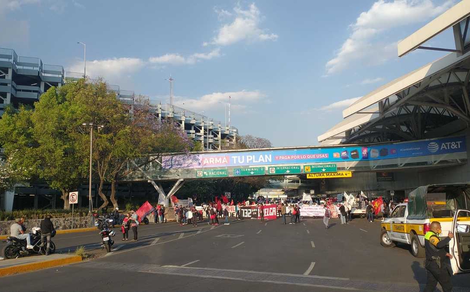 En CdMx, ex trabajadores de Notimex bloquean Terminal 1 del AICM