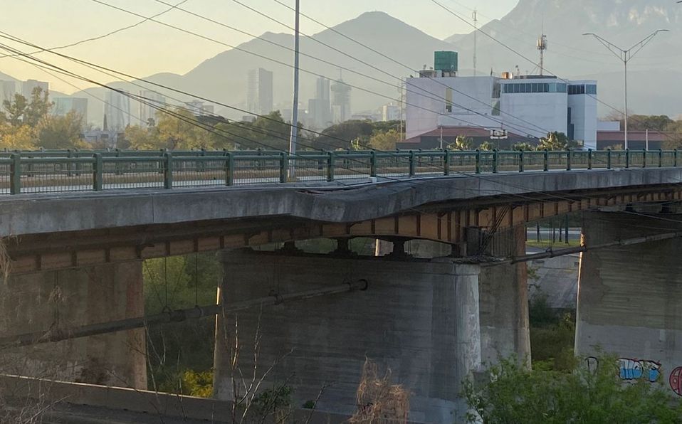 "Hemos detectado el deterioro de un ducto donde pasan cables debajo de este puente", dijo Colosio. Foto: Cynthia Pardo