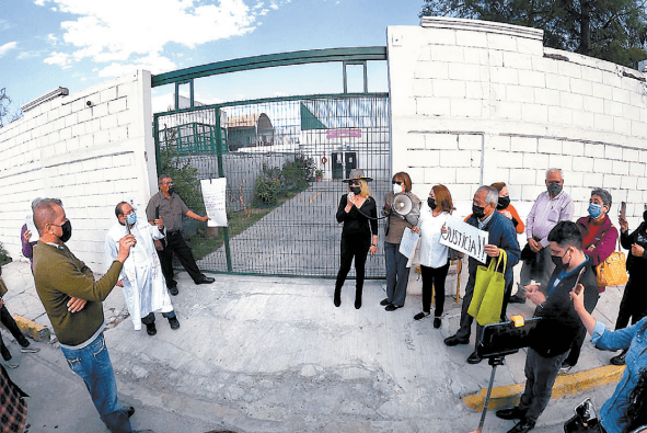 Ayer un grupo de activistas se manifestó en la entrada de ese centro del DIF. Roberto Alanís