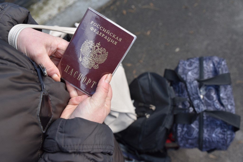 Muchos de los habitantes de Donetsk y Lugansk han recibido pasaportes rusos. (AFP)