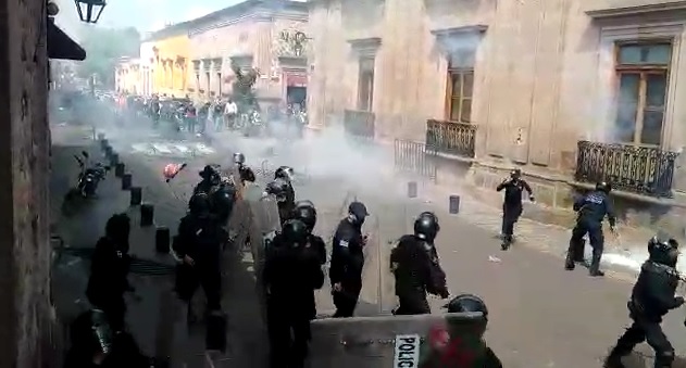 Los policías se enfrentaron con los maestros | Especial