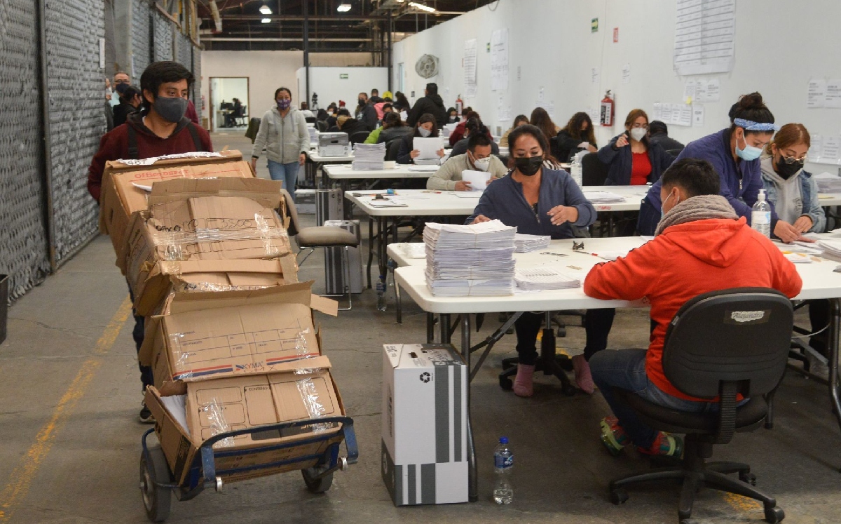 La organización entregó la mayoría de las firmas para la revocación de mandato. | Cuartoscuro