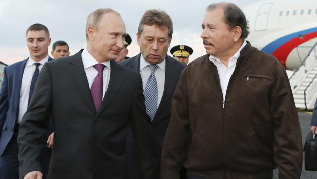 Según Ortega la Unión Europea y los Estados Unidos "han venido cercando y amenazando a Rusia" desde 2014. (AFP)