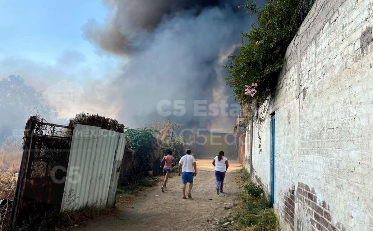 Pese a lo ostentoso del incendio, no se reportan personas lesionadas.