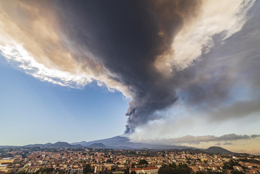 El volcán Etna desplegó una nube de cenizas en Italia (AP)