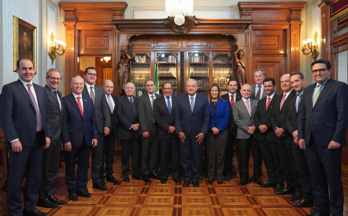 AMLO ofrece comida a Carlos Salazar; aceptó incrementos al salario mínimo, dice. | Twitter
