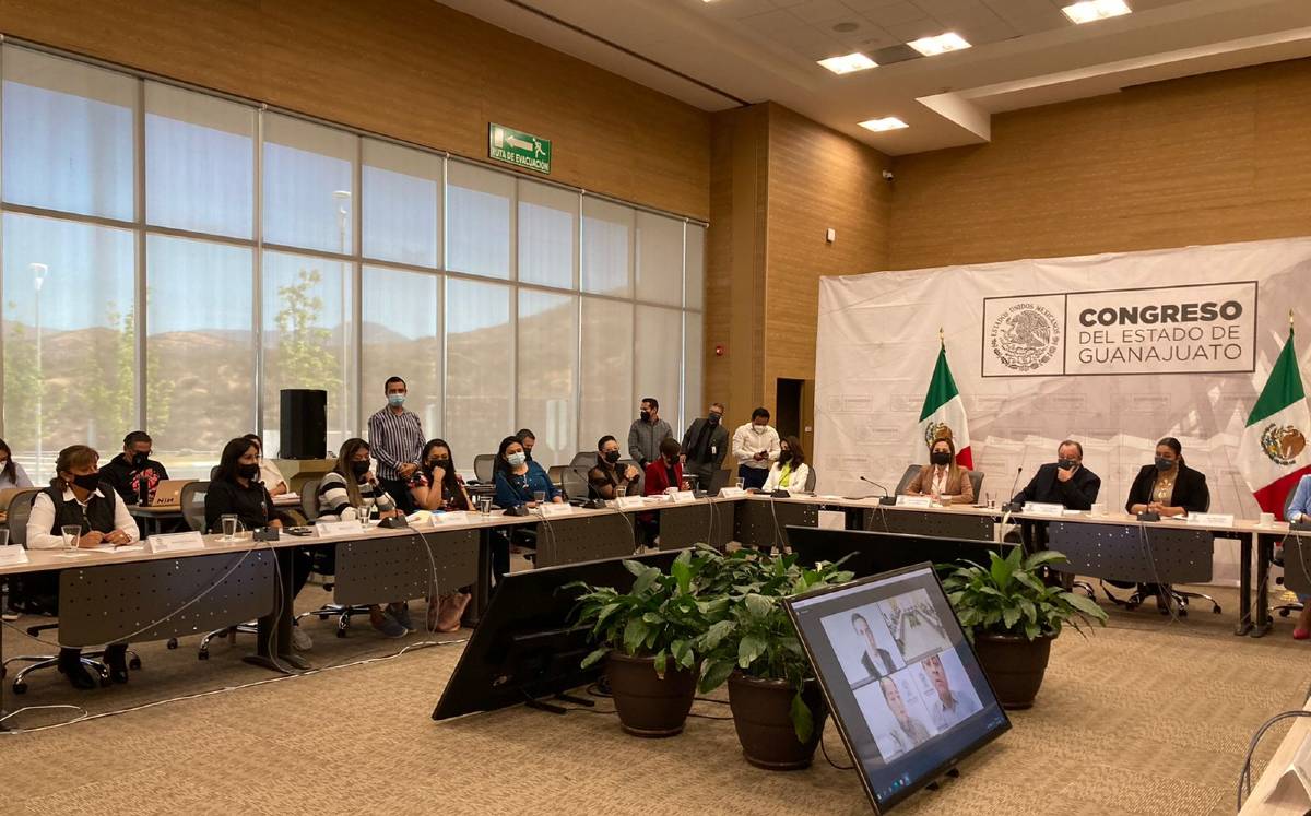 diputados y colectivos de personas desaparecidas se reunieron.-