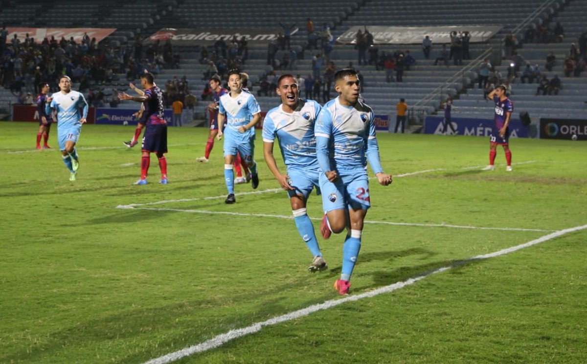 Edson Martínez abrió el camino del triunfo para la Jaiba Brava ante Tepatitlán. | Foto: Yazmín Sánchez