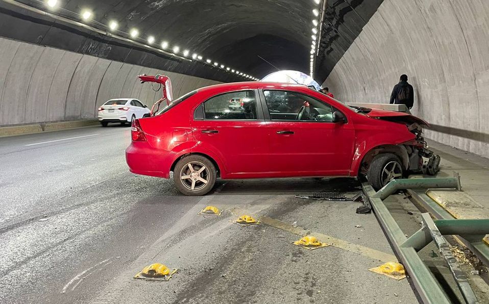 Joven choca contra barandal en el túnel de la Loma Larga.