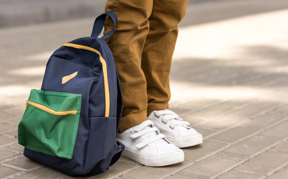Niño con mochila para regreso a clases presenciales (Shutterstock)