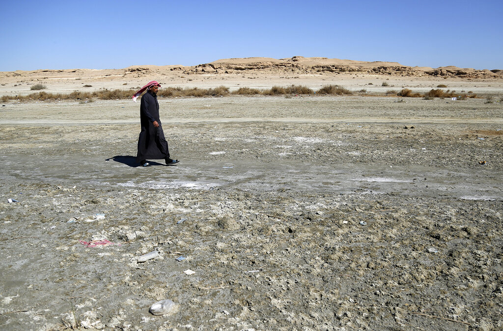 La sequía en el lago Razazza en Irak ha impactado en las población aledaña. (AFP)