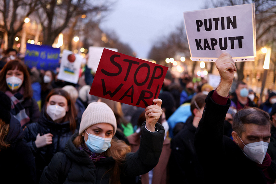 Cientos de manifestantes acudieron a la embajada rusa en Berlín para denunciar la orden del presidente ruso. | Reuters
