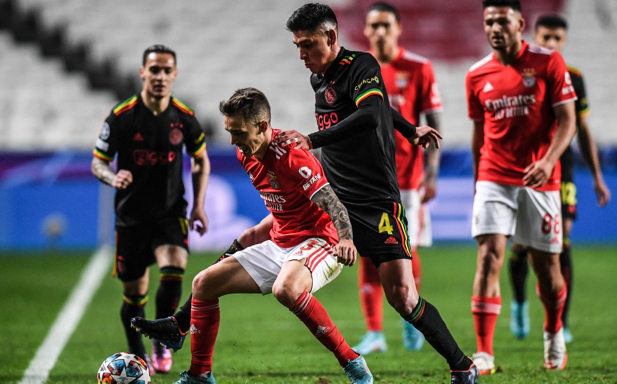Edson Álvarez y Ajax igualan con Benfica en ida de octavos de Champions League (AFP)