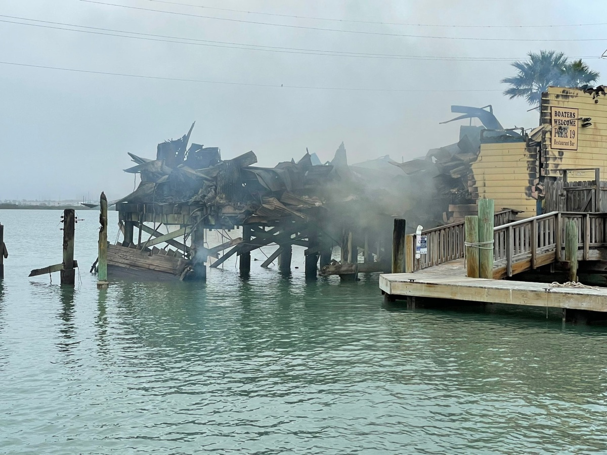 El incendio del restaurante Pier 19 dejó el restaurante completamente destruido. (Twitter)