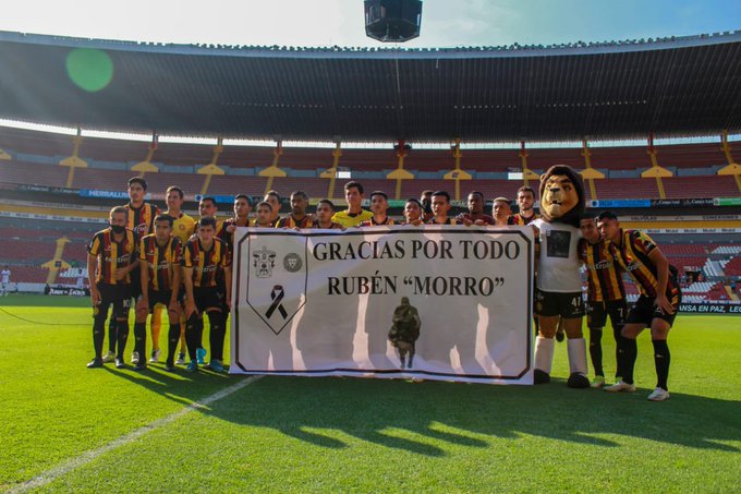 Aunque perdieron, los Leones rindieron homenaje a su utilero. (Cortesía)