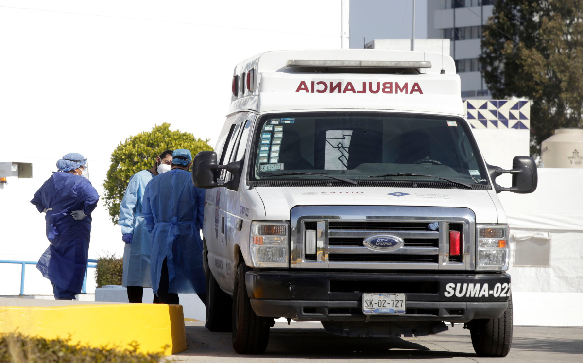Personal médico traslada a paciente con covid-19 | Agencia Enfoque
